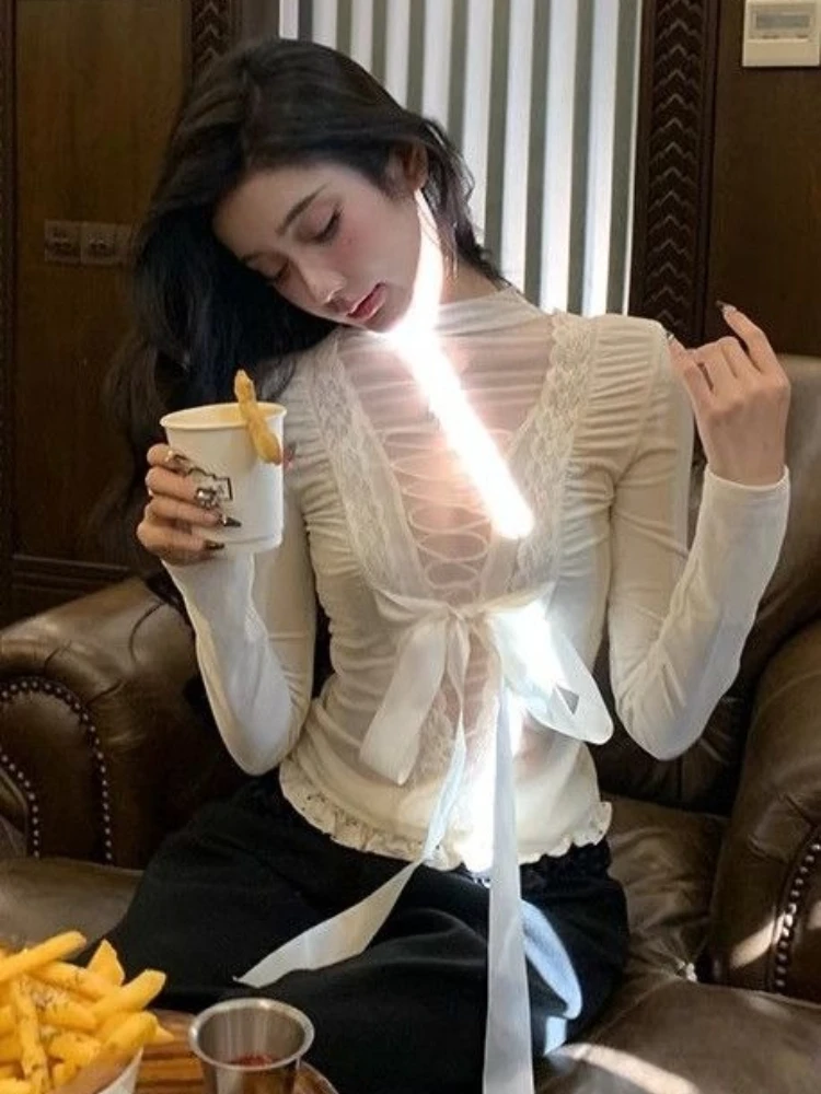 

Сексуальный сетчатый топ с глубоким V-образным вырезом, бретельками и бантом, модные женские футболки в корейском стиле, облегающий белый топ