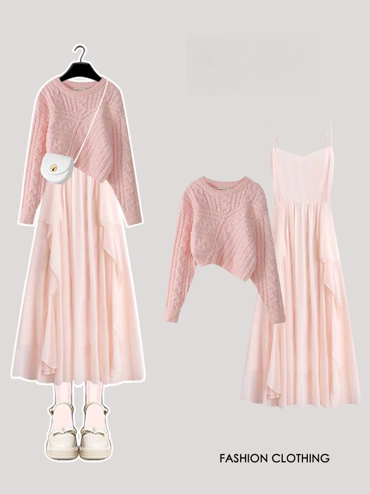 

Модный осенний комплект для женщин: вязаное платье и укороченный топ из двух предметов. Дизайнерский уличный стиль, омолаживающий образ.