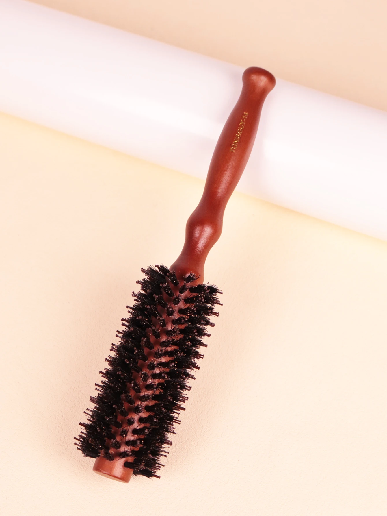 木製ハンドルの丸いローリングブラシ、ストレートツイルヘアコーム、本物の髪のウィッグ専用の理髪ツール