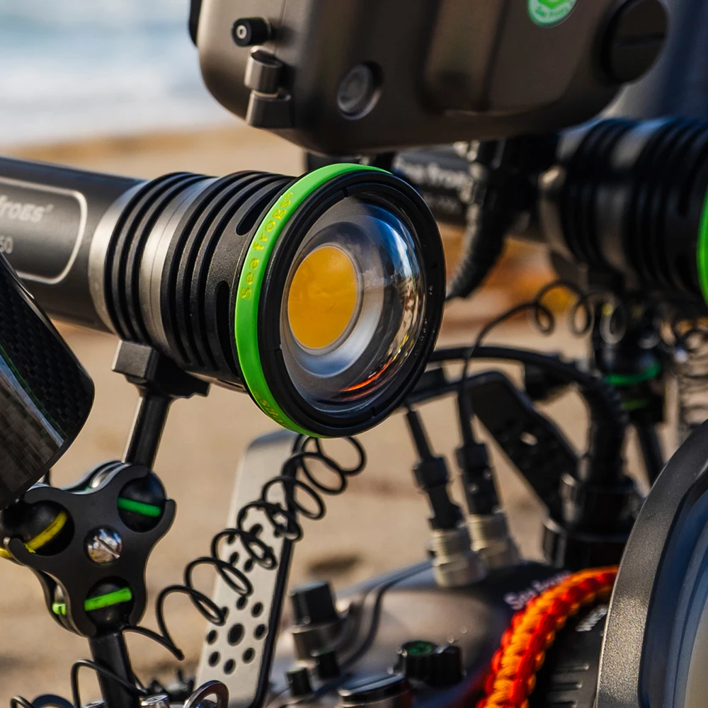 

Seafrogs 10000LM Diving Video Light IPX8 Waterproof 150m Underwater Photography Fill Light 5600K High CRI Ra93-96 for Camera