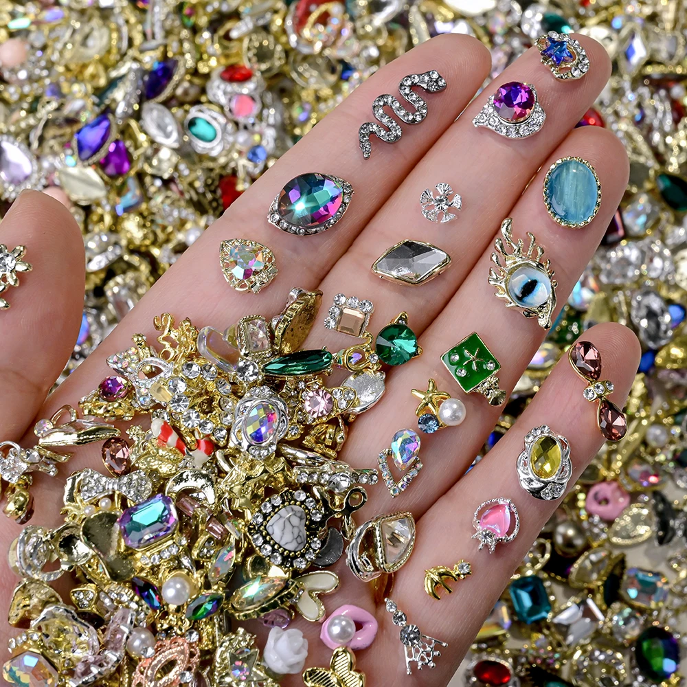 50 szt. Losowe Mieszane Cyrkonie Diamentowe Kryształki Rhinestone Luksusowe Złote Srebrne Ozdoby do Paznokci w Kształcie Motyla/Kokardy/Serce do Manicure