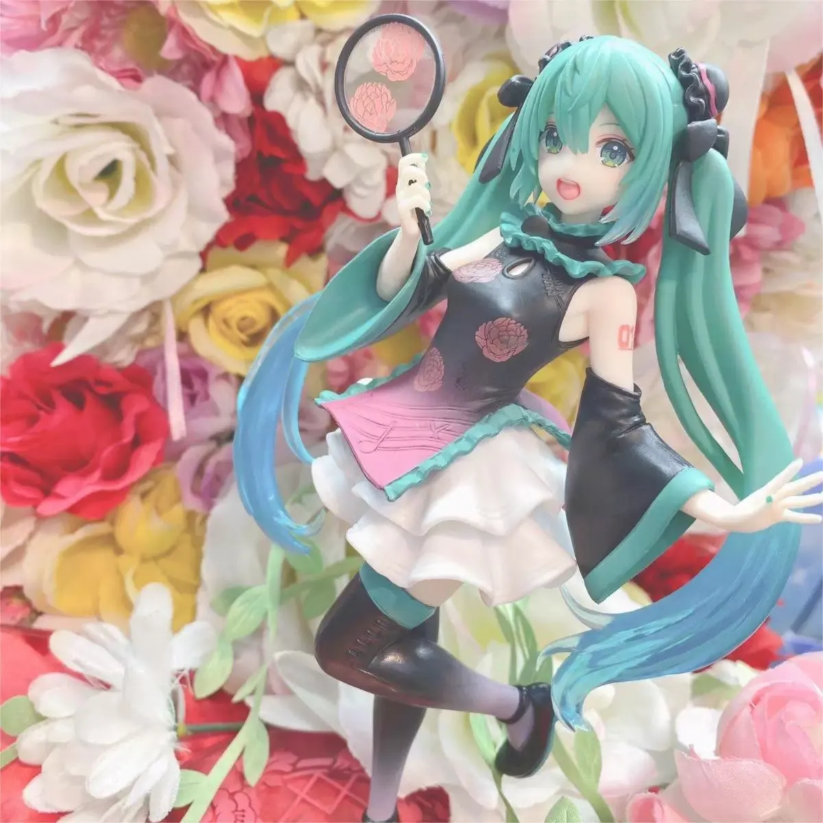 Hatsune miku anime menina figura em tradicional chinês cheongsam em pé com ventilador portátil modelo colecionável boneca para crianças presente