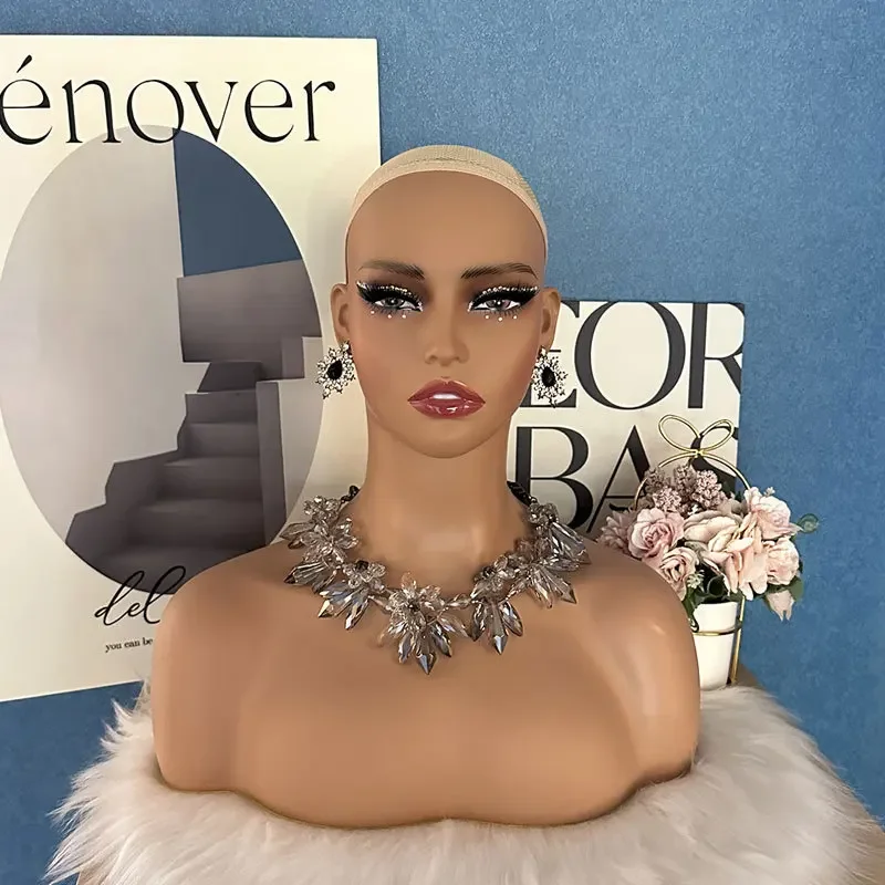 

Афроамериканская женская манекен-голова с плечами для демонстрации париков и головных уборов