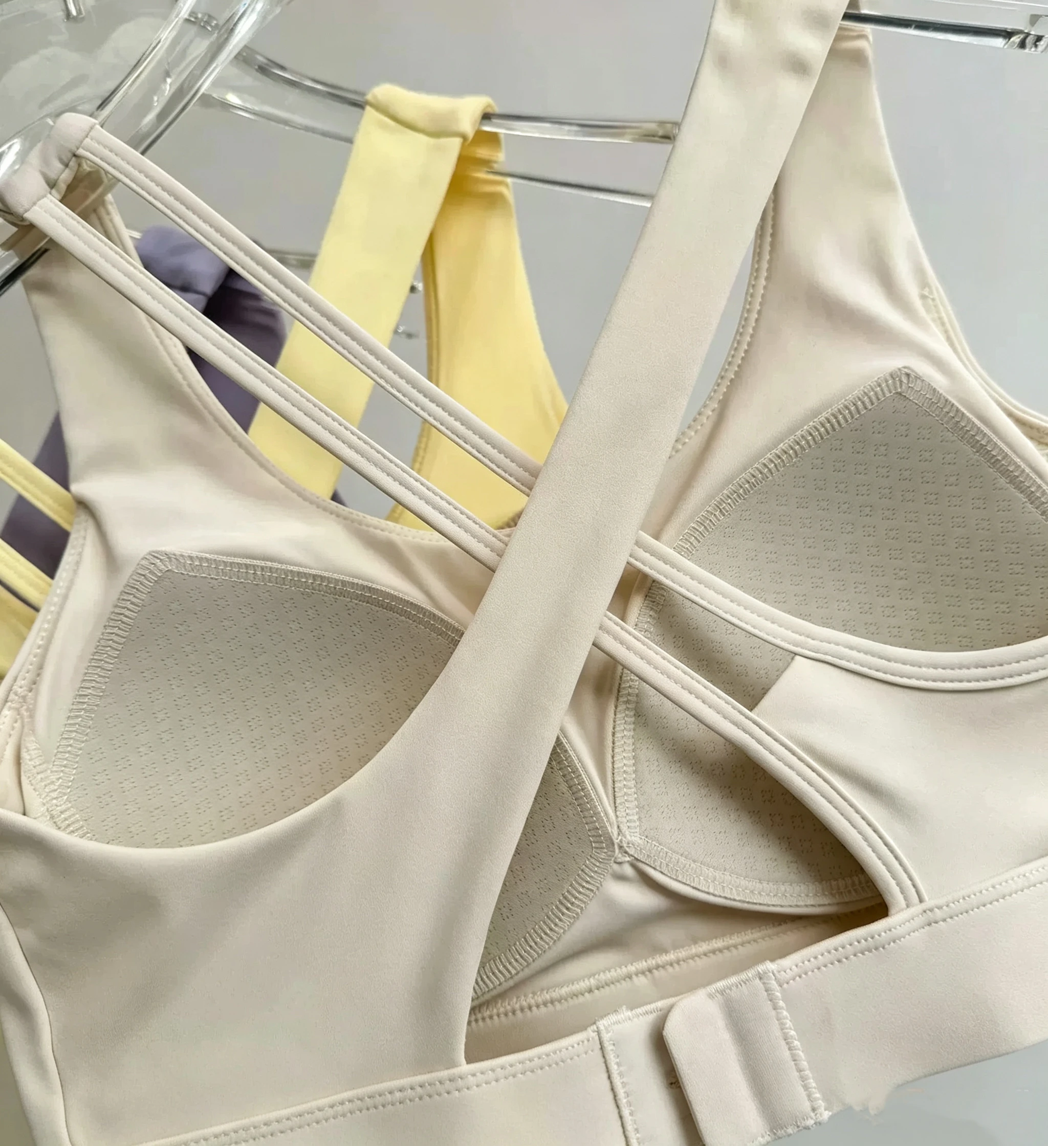 Stoßfester Sport-BH für Damen, einteiliges Racerback-Tanktop mit verstellbaren Haken, professioneller BH für Laufen, Yoga, Training und Fitness – Detail 7
