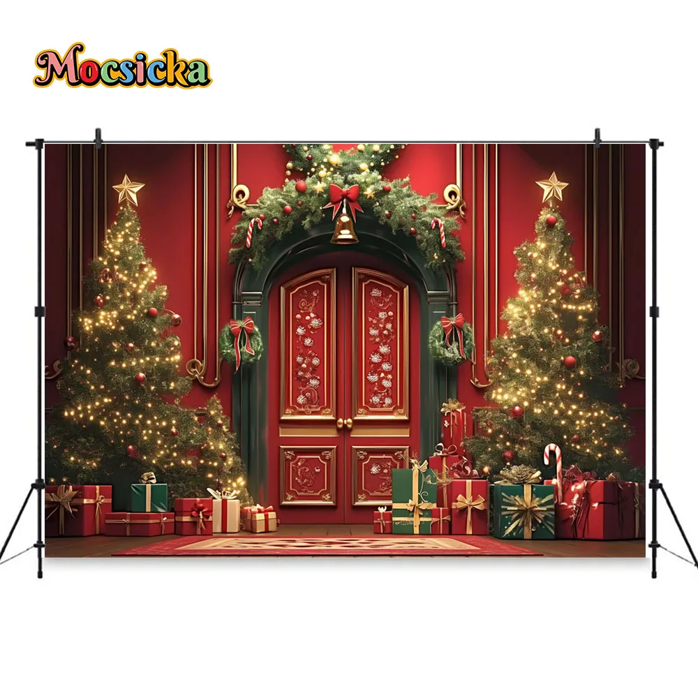 خلفية تصوير لغرفة الكريسماس الحمراء ، باب قوس كلاسيكي ، هدايا شجرة الكريسماس ، خلفية ذهبية لامعة ، طفل ، عائلة ، استوديو تصوير شتوي
