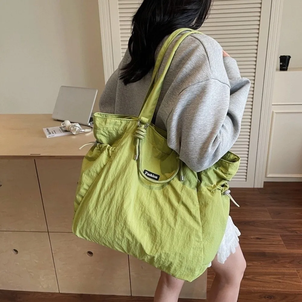 

Simple Solid Color Women's Totes Bag Large Capacity Versatile Nylon Shoulder Bag Casual Zipper Commuting Handbag Bucket Bag