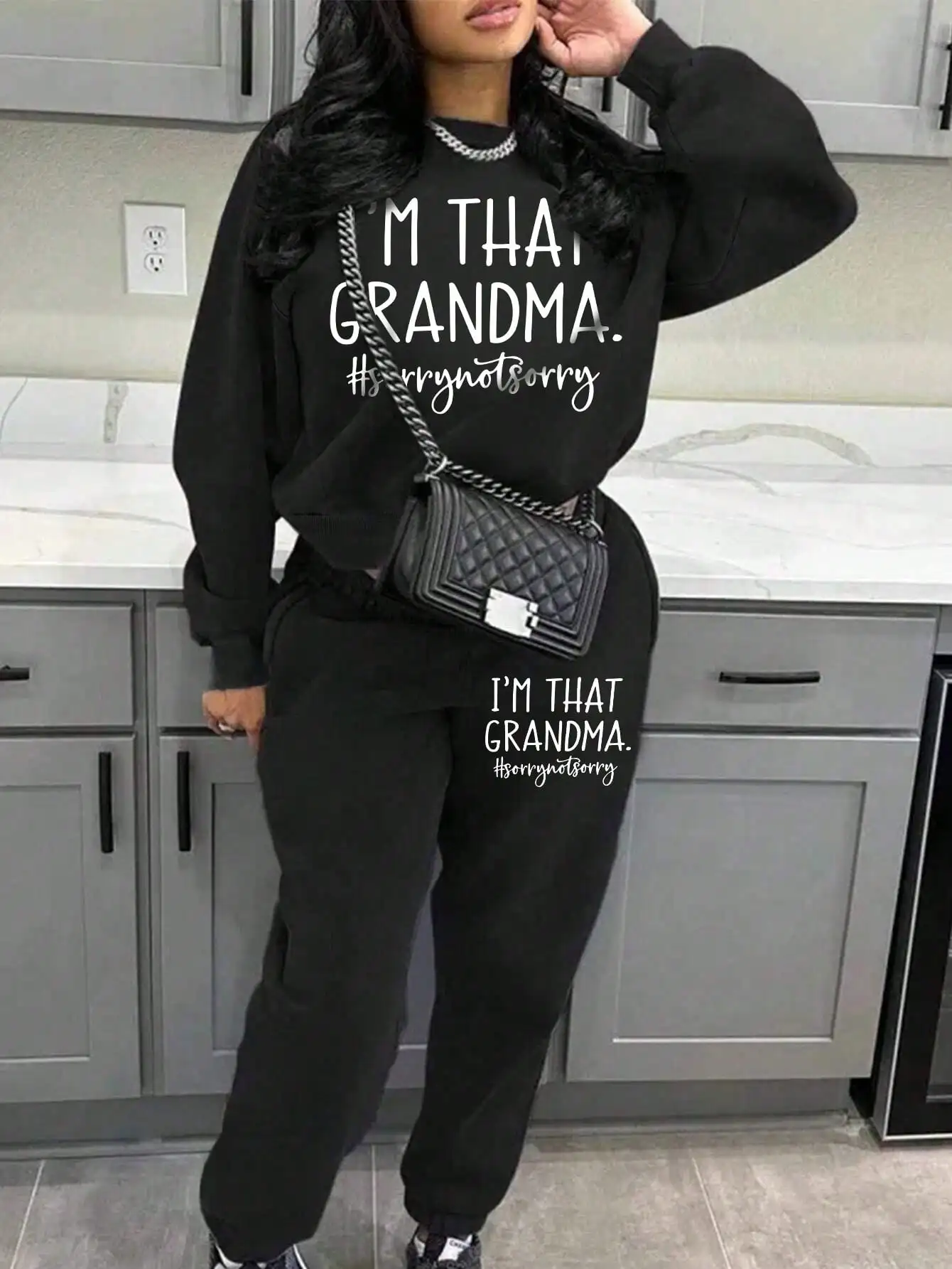 

Комплект из свитшота и джоггеров I'm That Grandma — повседневный осенне-зимний наряд с карманами и принтом