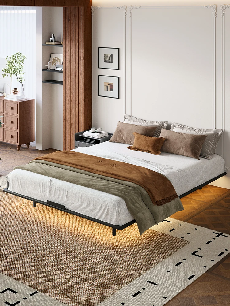 Lit suspendu sans chevet