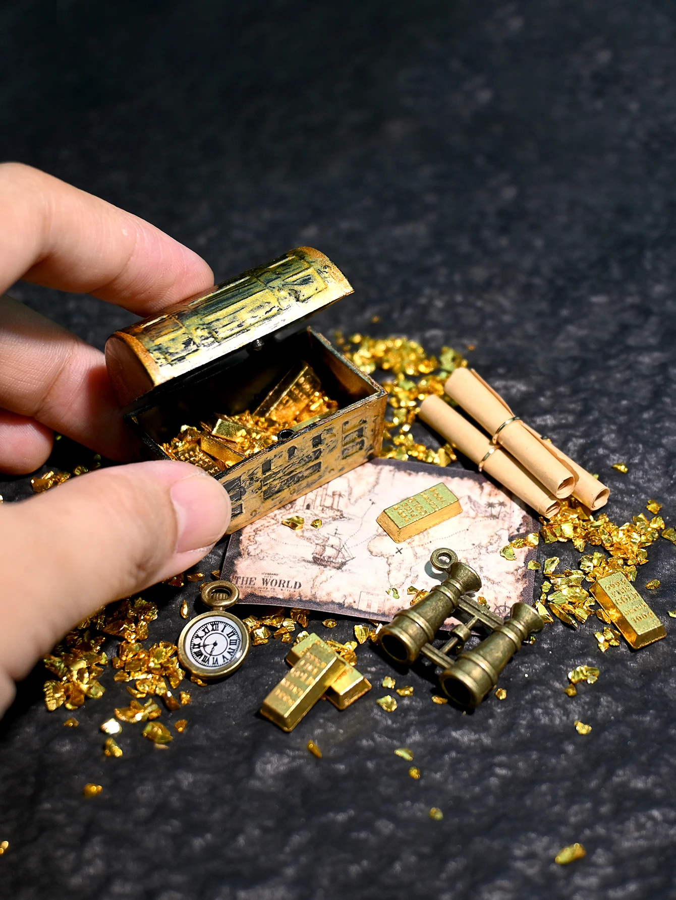 Ein Miniatur-Ornament im Piratenstil zum Schatzsuchen, imitiertes Gold, Weihnachtsgeschenk, 1/6, 1/12 Puppenhaus-Dekoration, Modellhaus-Zubehör, Fotografie-Requisiten, Mikro-Landschafts-Ornament, Miniatur-Dekoration, kleine Geschenke, Werbegeschenke, Heimdekoration – Detail 1