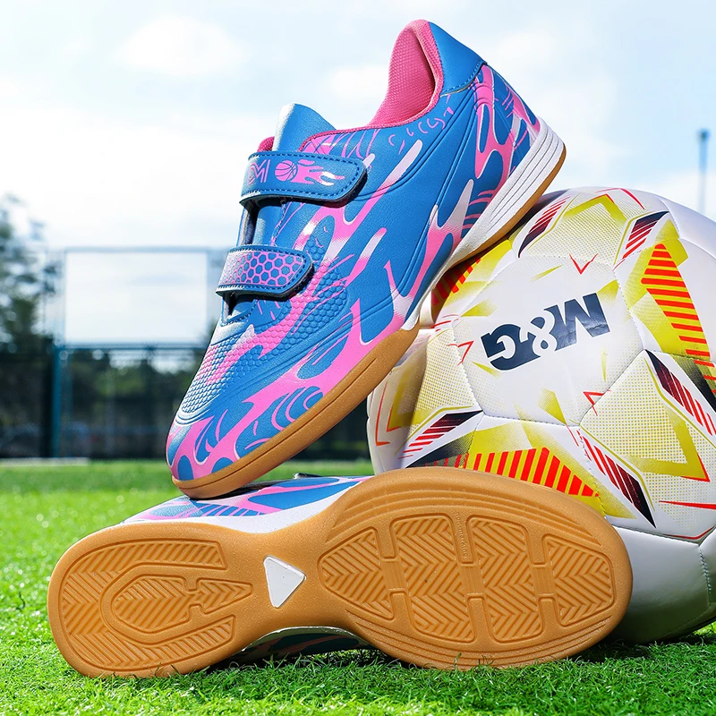 

A pair of children's cushioned soccer cleats hook and loop non slip shock-absorbing indoor court training shoes MZ-1818