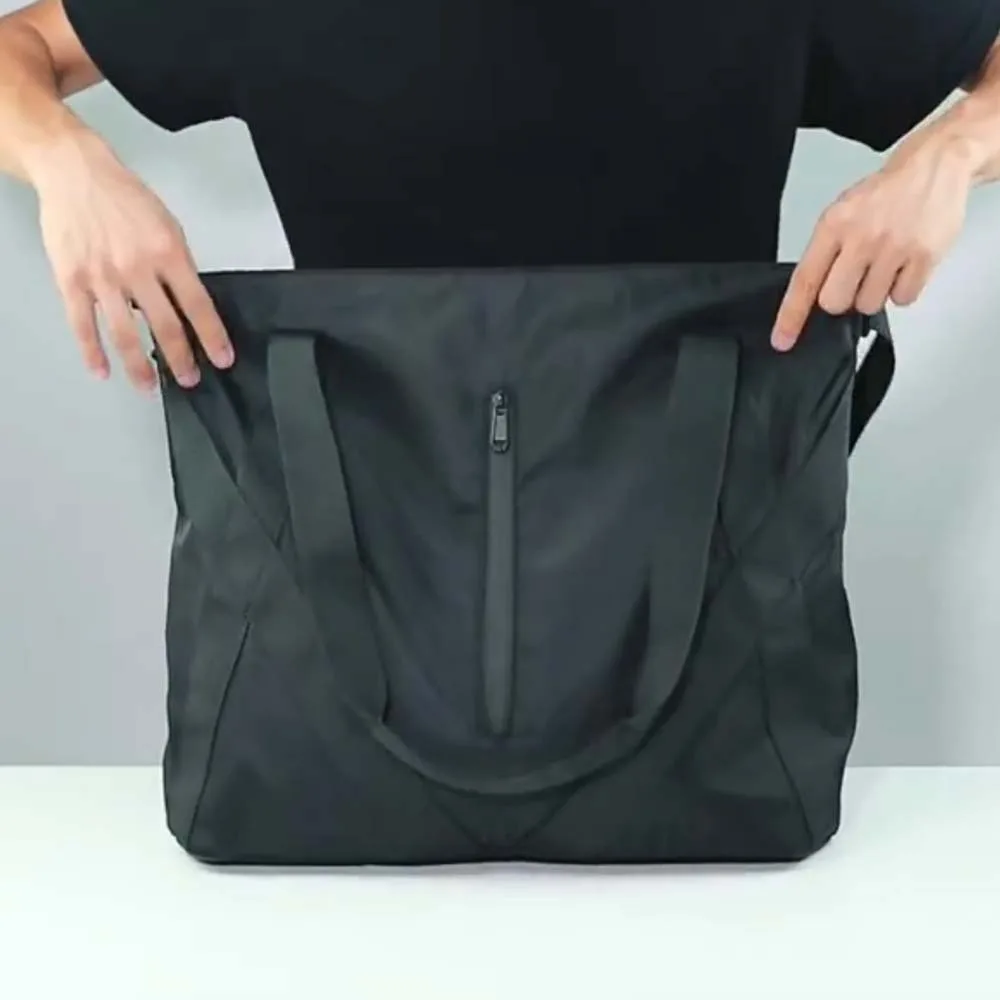 حقيبة يد رجالية سوداء من قماش أكسفورد ذات سعة كبيرة وحقيبة سفر خارجية ناعمة وحزام قابل للتعديل ومتعددة الوظائف