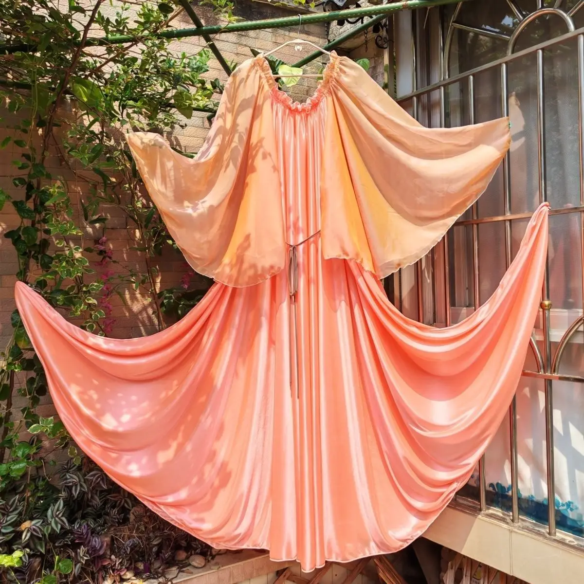 

Универсальное глянцевое платье-макси из ледяного шелка и атласа с оборками и сетчатыми вставками, элегантное платье-пуловер