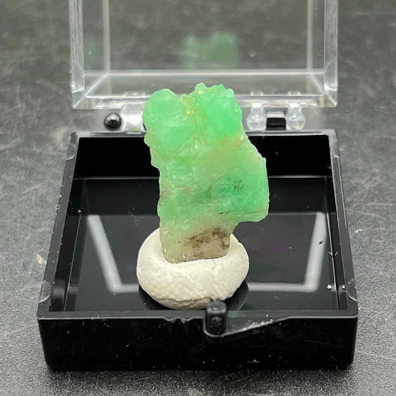 100% Natural Brazil green emerald mineral gem-grade crystal specimens stones and crystals + box size 3.5 cm