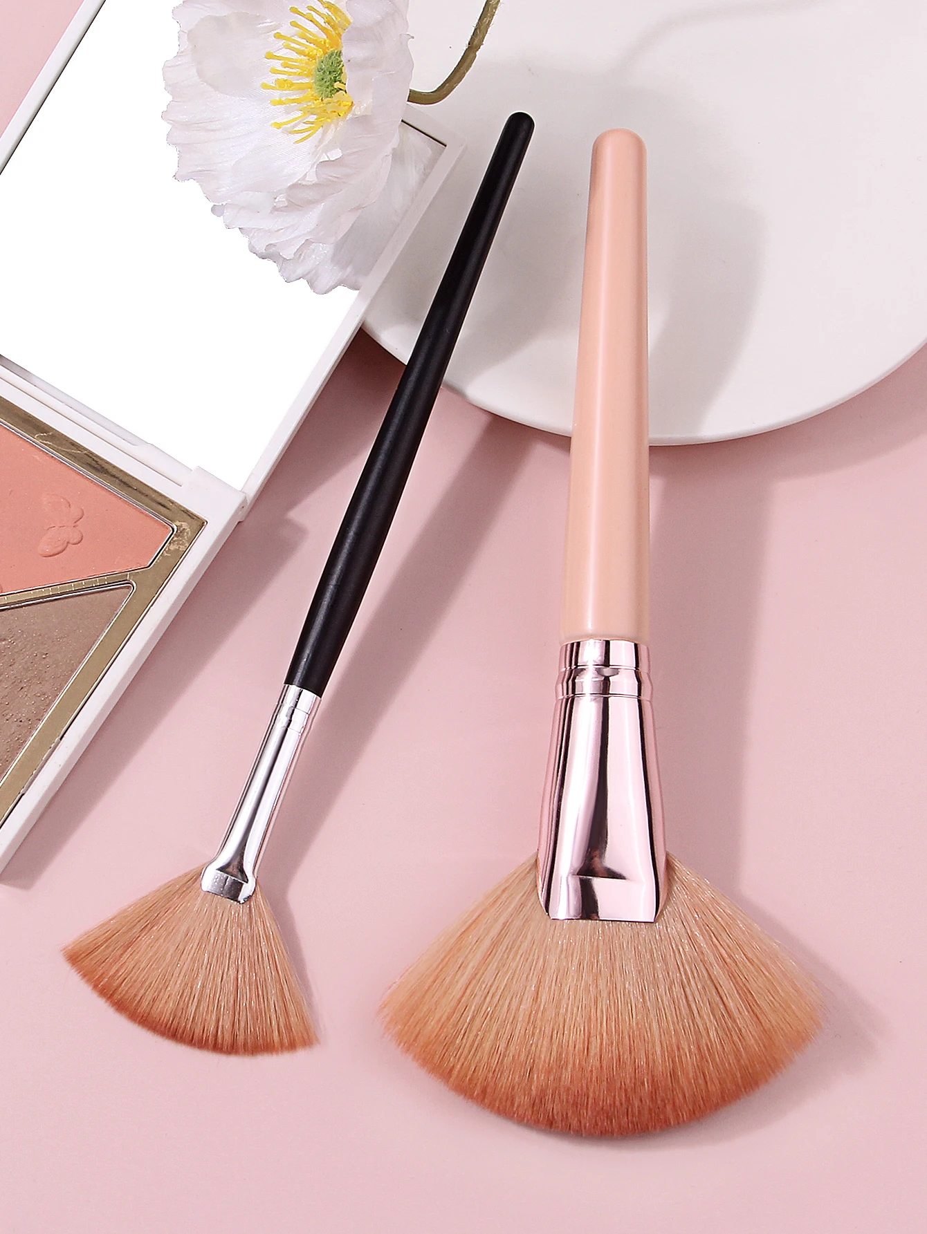 2Pcs Fan Shaped Highlighter Makeup Brushes Large & Small Size Soft Fiber Contour Blush Brush Multifunctional Face Cosmetic Beaut