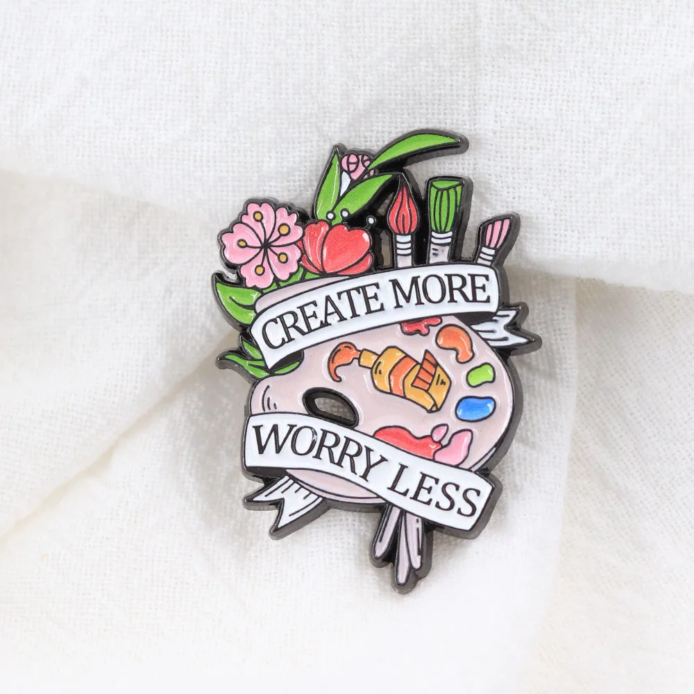 Create More Worry Less Emaille-Anstecknadel Künstlerpalette Pinsel Brosche Blumenkunst-Abzeichen Inspirierendes Zitat Geschenk für Maler Studenten J – Detail 7