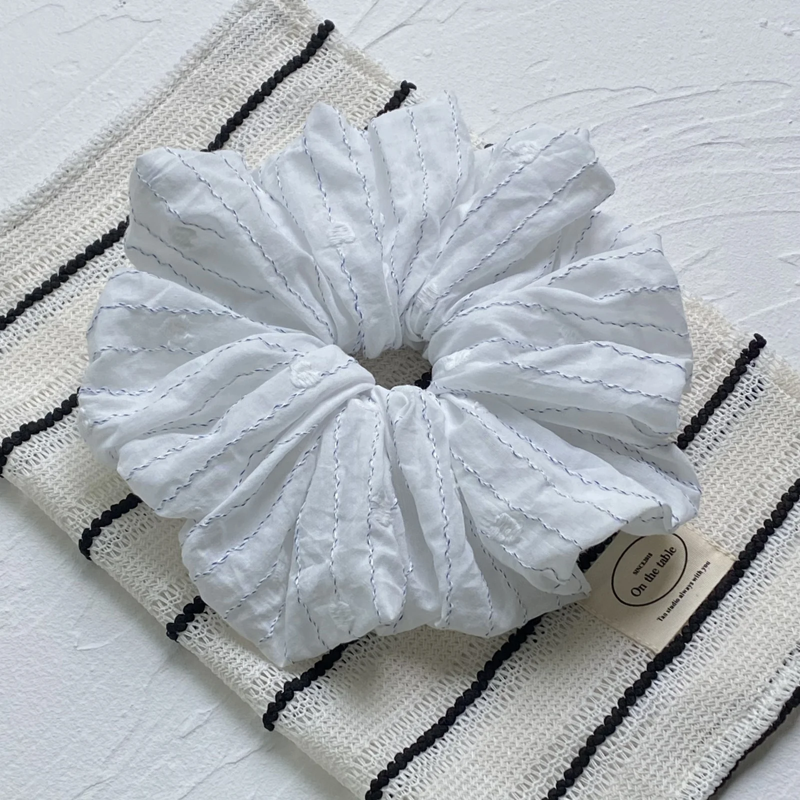 1 x weiß gestreifter Haargummi, minimalistischer Haargummi aus Baumwolle, elegantes Haar-Accessoire für Frauen