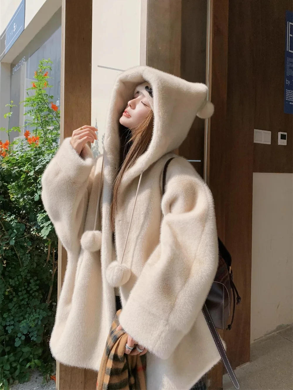 

Утепленная шуба средней длины из искусственного меха норки с капюшоном, имитирующая мех и плюш, экологичная, для зимы