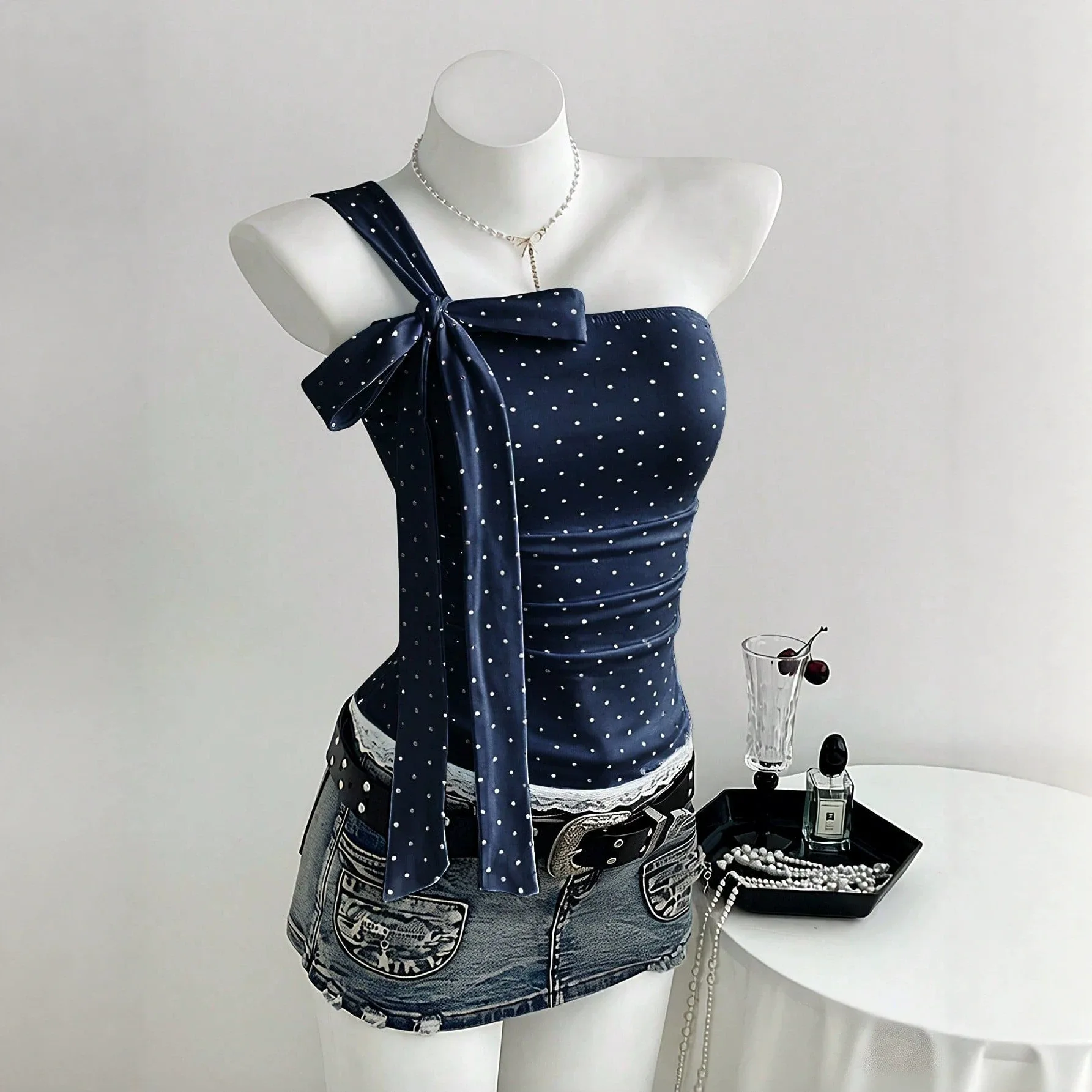 เสื้อกล้ามผู้หญิง คอวี แขนกุด  - Strapless Bra Backless บทวิจารณ์และราคา