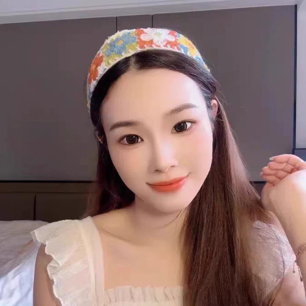 보헤미안 스타일 꽃 니트 헤어 밴드 중공 헤어 액세서리 수 놓은 크로 셰 뜨개질 머리띠 다채로운 모자를 쓰고 있죠