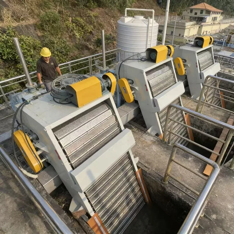 Power plant circulating water grille decontamination machine, stepped grille decontamination machine