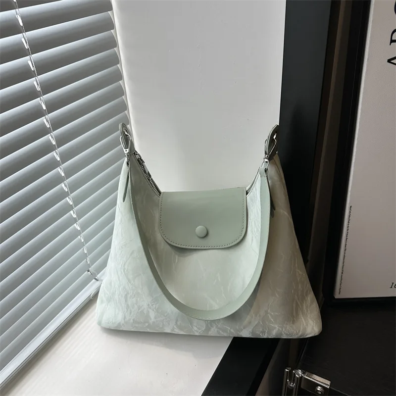 Prosta i duża torba na ramię dojeżdżająca do pracy w kolorze miętowej zieleni Modna damska torba na ramię 2024 Summer New Simple Messenger Bag