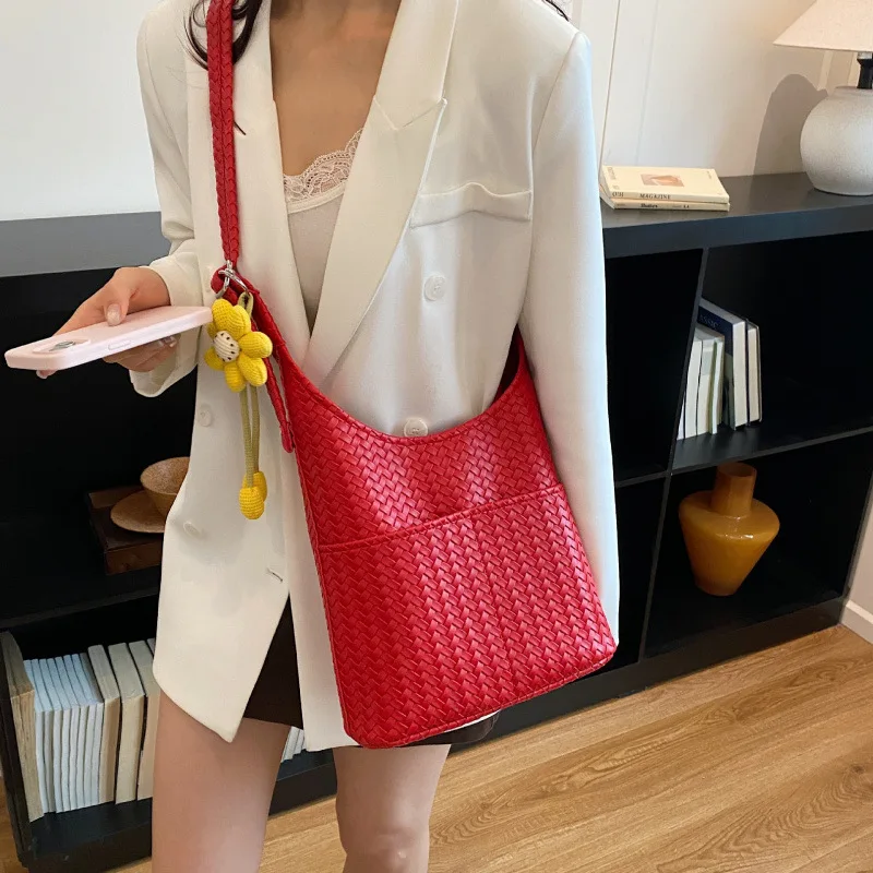 

Vintage niche woven pattern underarm tote bag women's 2026 new fashion handbag commuter shoulder messenger bag