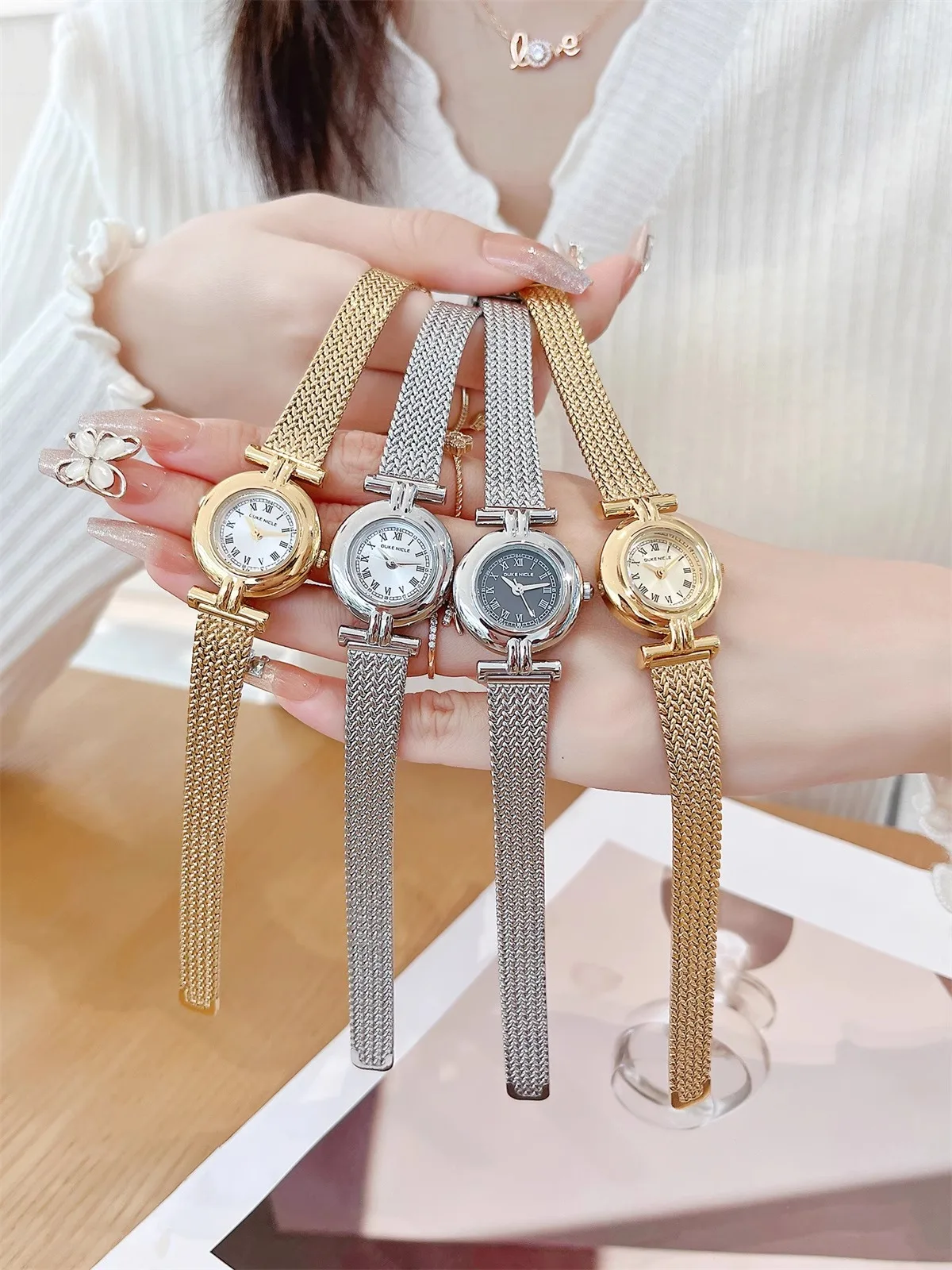 ساعة نسائية 2026 نمط جديد ضوء فاخر الراقية ساعة ذهبية ريترو صغيرة أنيقة ورائعة هدية للنساء على مدار الساعة اكسسوارات #5