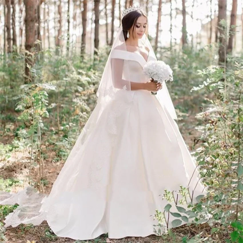 Vestidos de novia ชุดเดรสแต่งงานผ้าซาตินเรียบง่ายเซ็กซี่คอวีเปิดไหล่เส้นยาวถึงพื้น