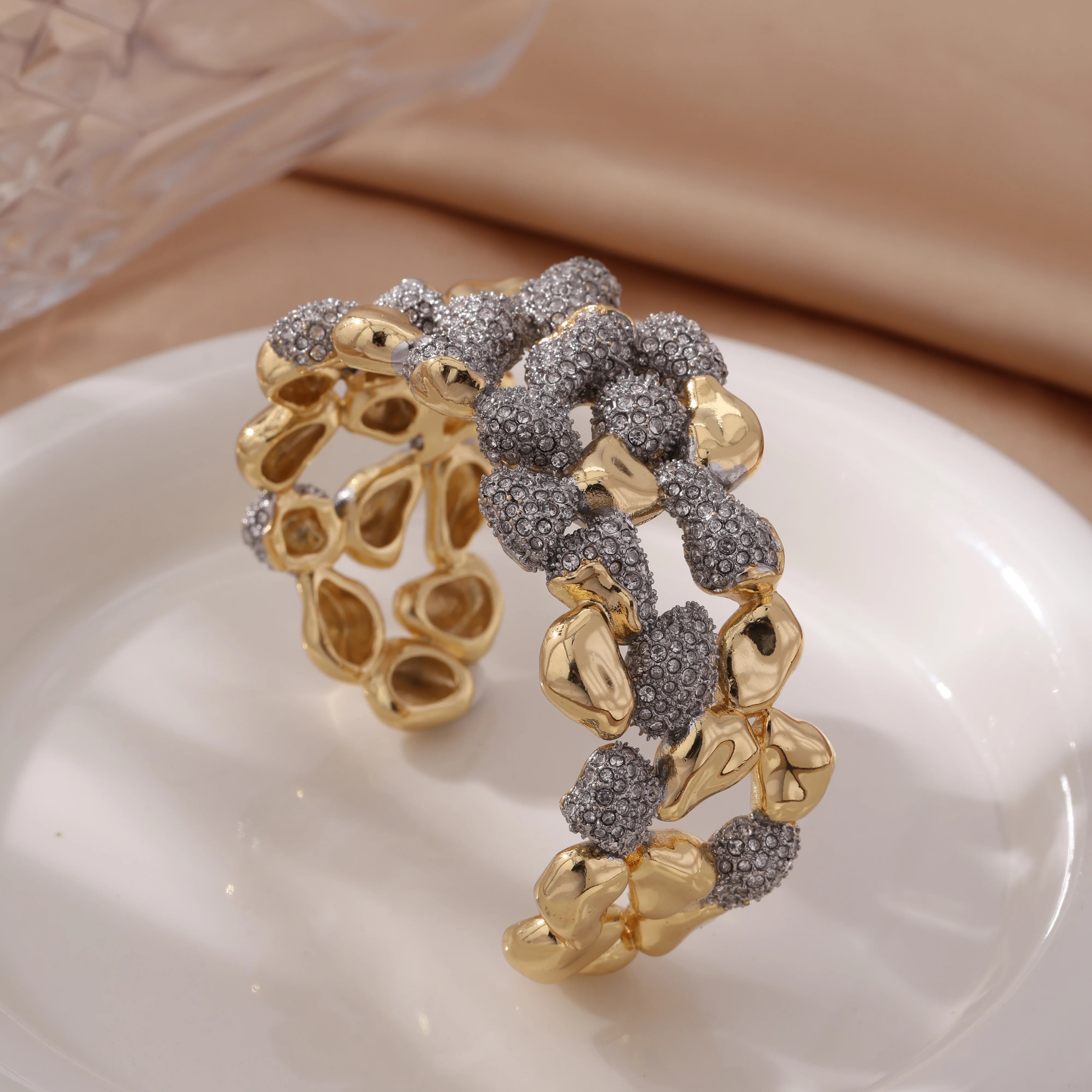 This is an original design by a European and American genius. It features a fashionable, versatile and casual copper gold-plated