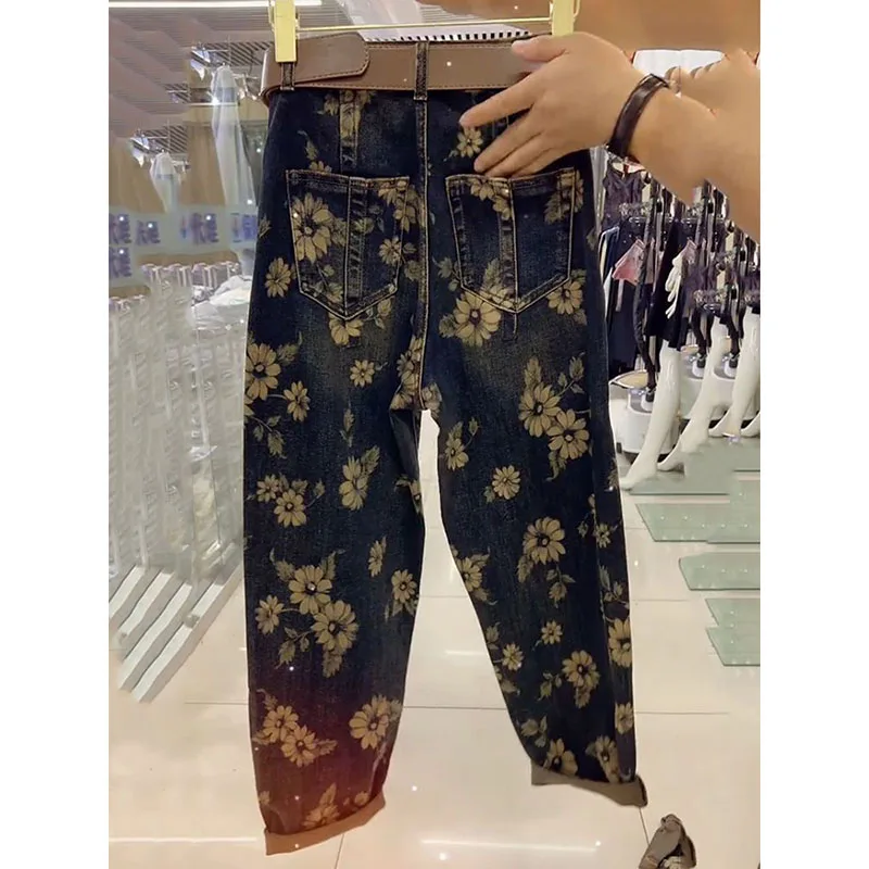 กางเกงยีนส์ทรงตรงพิมพ์ลายสไตล์เรโทรใหม่สำหรับผู้หญิง ฤดูใบไม้ผลิและฤดูใบไม้ร่วง ทรงหลวม สไตล์โจ๊กเกอร์ ฮารุน  กระดุมซิป  ใส่สบาย ลำลอง
