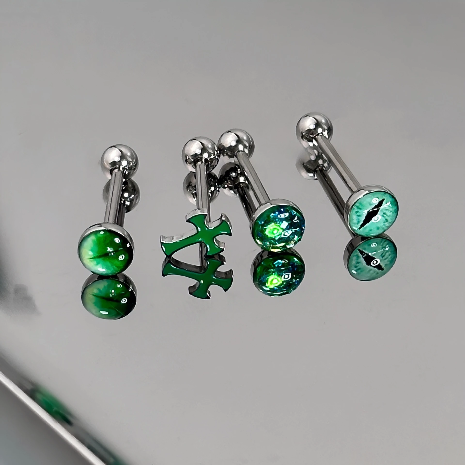 1 pezzo di alta qualità alla moda verde scintillante croce pupilla magica acciaio al titanio linguetta stud - regalo di gioielli per feste penetranti per il corpo della ragazza calda