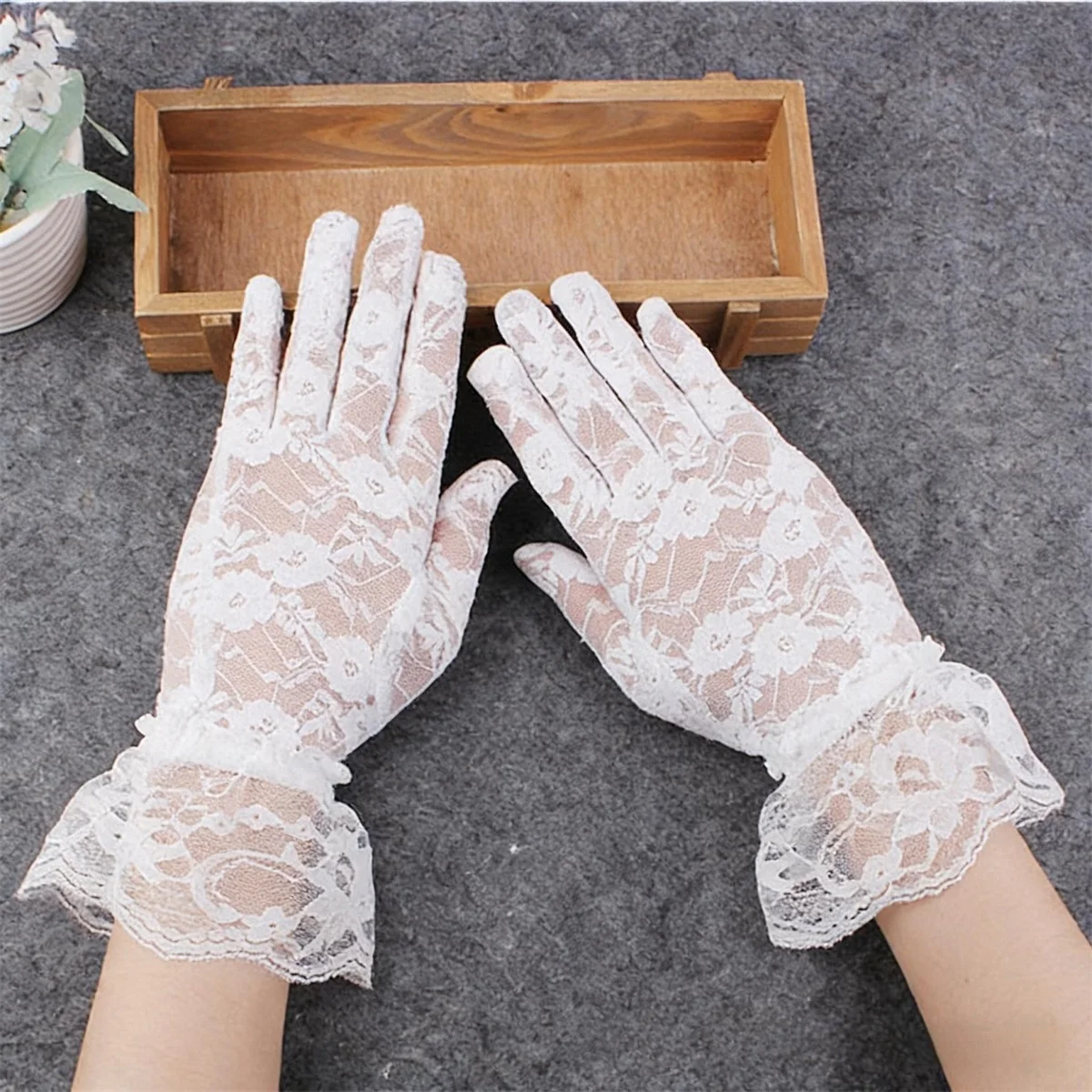 

Элегантные свадебные перчатки из атласа цвета слоновой кости с жемчужными украшениями для свадебной церемонии, выпускного вечера и вечерних мероприятий