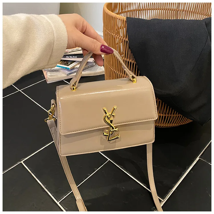 

Элегантная весенняя маленькая квадратная сумка – универсальная сумка через плечо с верхней ручкой, роскошная отделка и минималистичный дизайн для женщин.