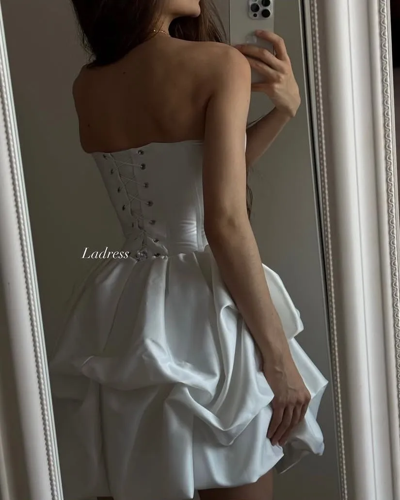 فساتين حفلات موسيقية بيضاء مكشكشة ذات طبقات فستان قصير مشد على شكل حرف A مطوي بدون أكمام بدون حمالات فساتين حفلات صغيرة مكشكشة #4