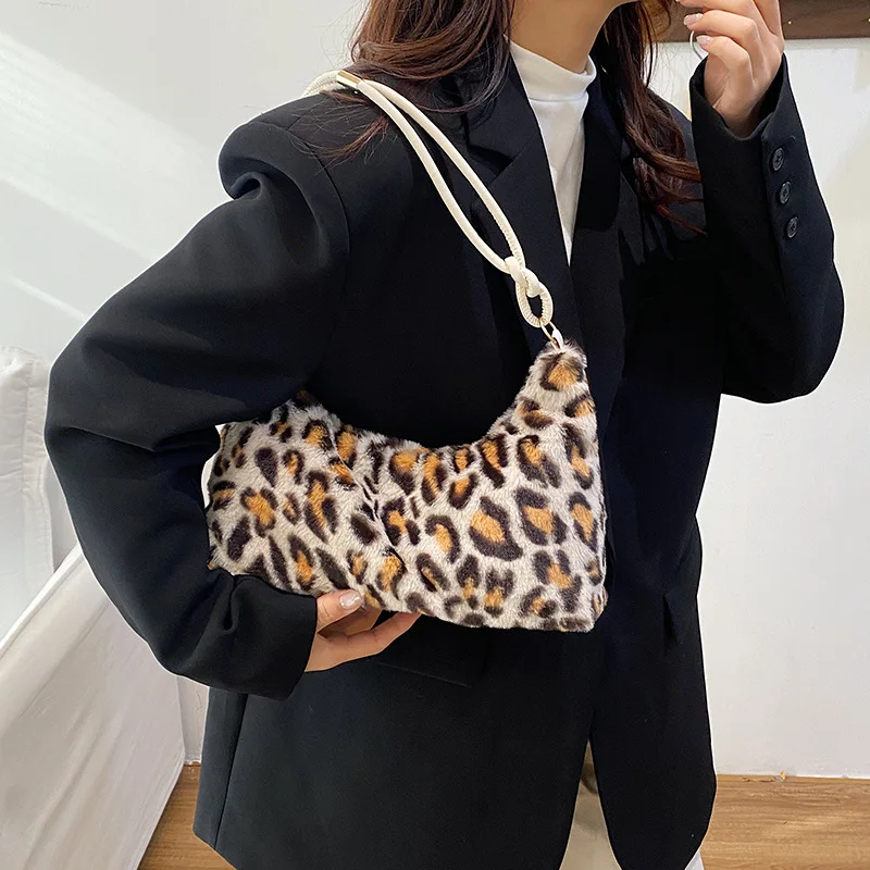 2026 nuova borsa a tracolla individualizzata e semplice alla moda dal design di nicchia borsa casual borsa sotto le ascelle da donna di nicchia