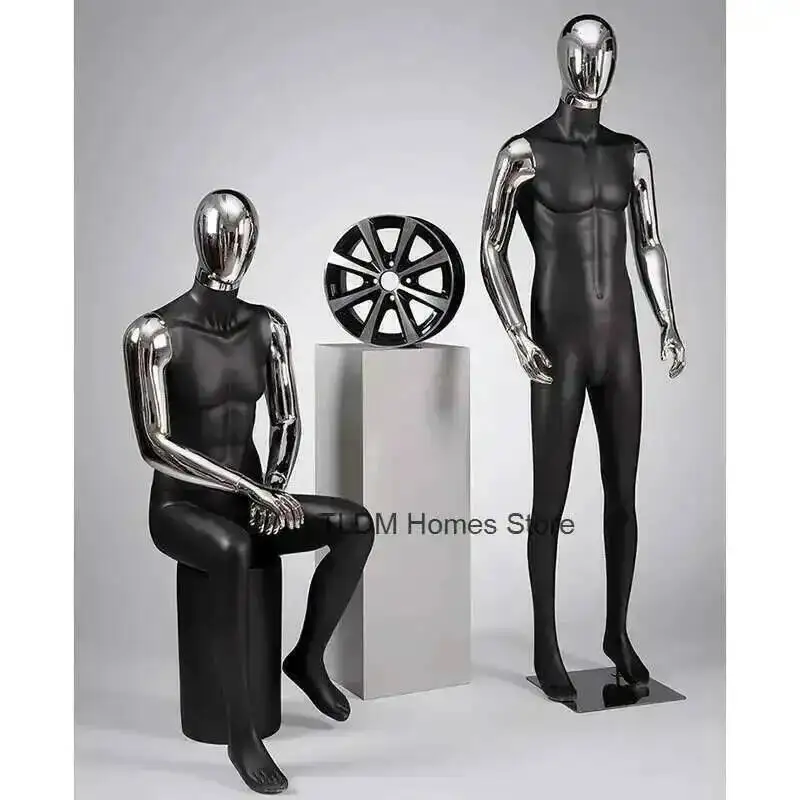 عارضات عارضات فضية فاخرة لضوء الجسم كاملة لعرض النوافذ عارضات FRP الإبداعية لمتجر الملابس الرجالية الحديثة #1