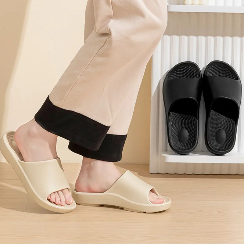 Chinelos de nuvem de fundo grosso feminino confortável sola macia sandálias mulher 2025 verão saltos planos antiderrapantes casa flip flops feminino