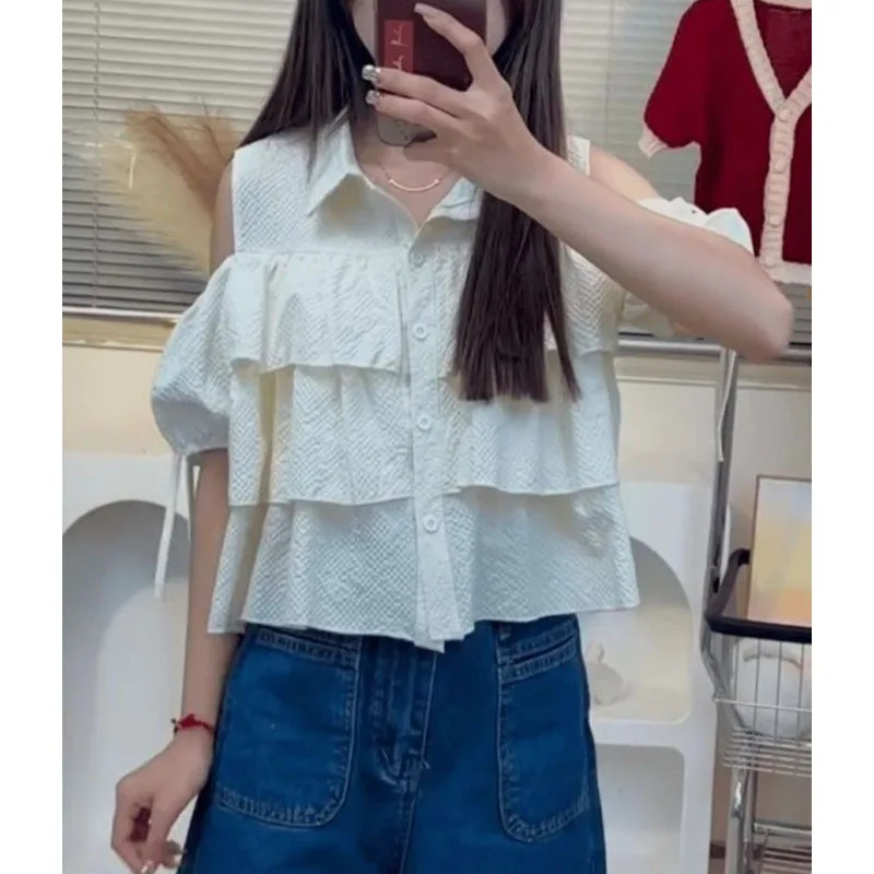 Blusa coreana para mulheres, camisa de manga curta com botão e fora do ombro, solta e elegante, com babados, novo design de verão