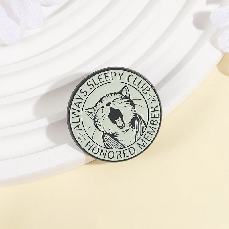 دائما النوم نادي المينا دبابيس الكرتون لطيف القط يون دبابيس التلبيب شارات ريترو وقح مجوهرات بأشكال حيوانات هدية للأطفال الأصدقاء