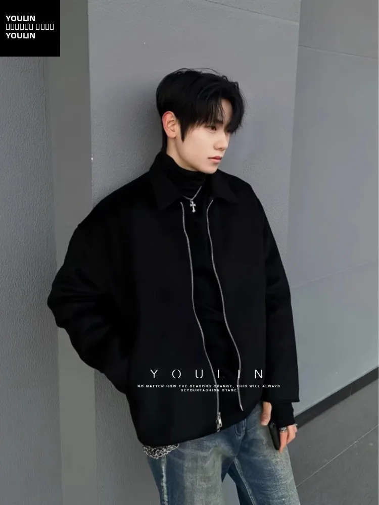 

Мужское пальто Cleanfit Bla ort: модное, премиальное, с эффектом утолщения плеч, от трендового бренда Haome, с шерстяными вставками.