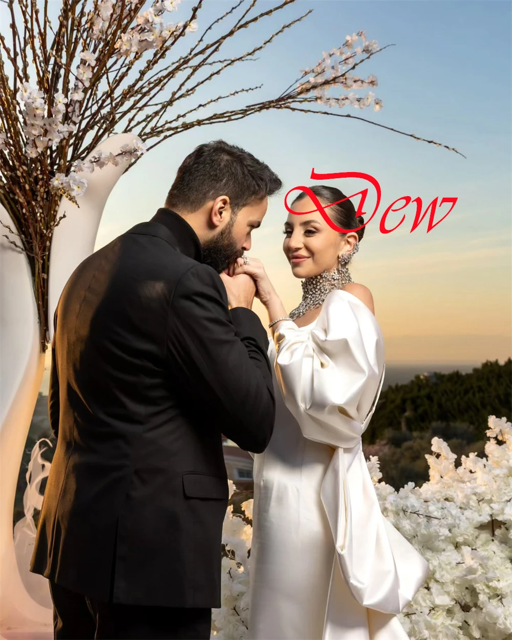 カスタマイズされた高品質ホワイトサテンブライダルドレスシンプルなスクエアカラースパゲッティストラップウェディングドレスチャペルトレインバックレスドレス