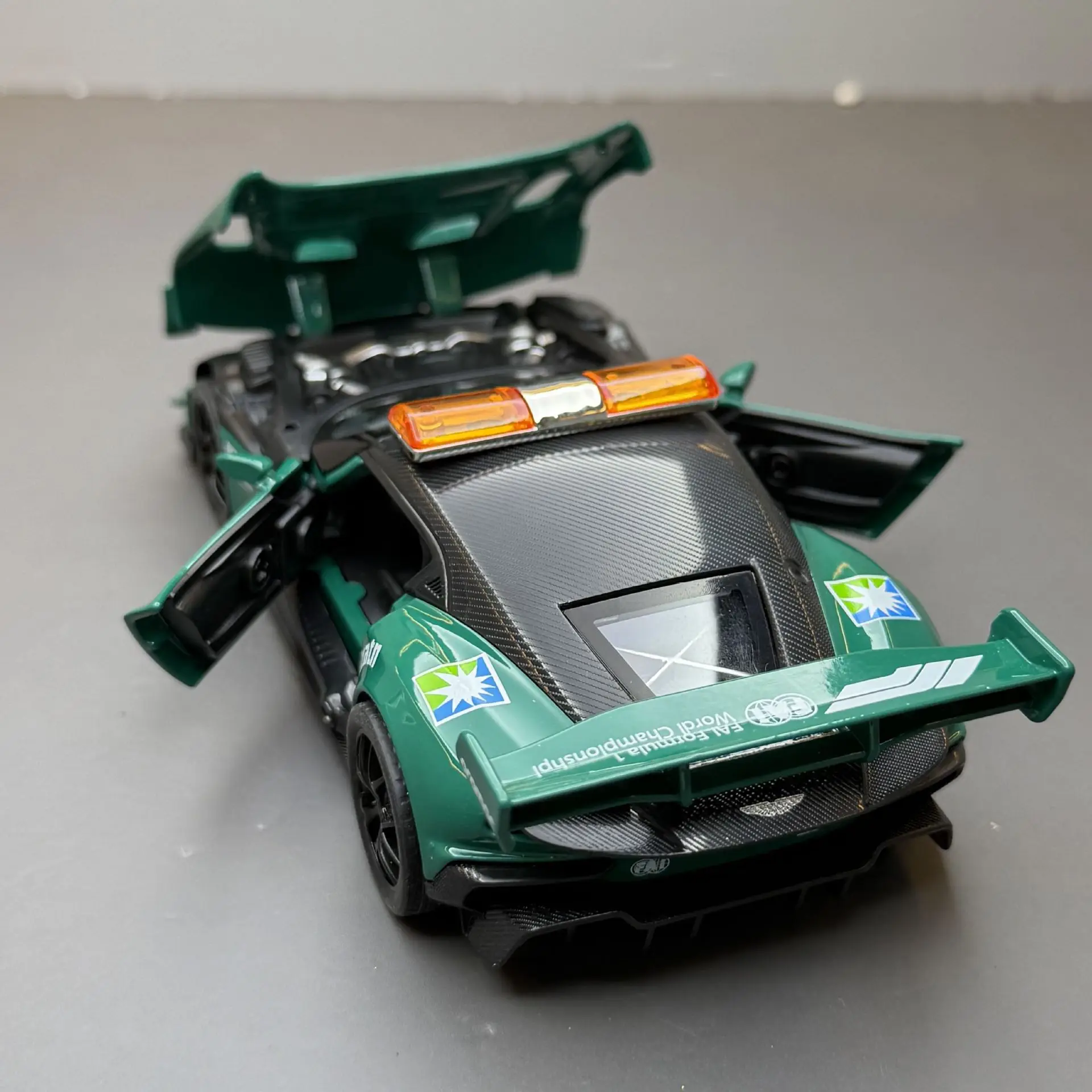 1:32 VULCAN 합금 스포츠카 모델 장난감 다이캐스트 금속 문 열림 소리와 빛 풀백 미니어처 자동차 소년 크리스마스 선물