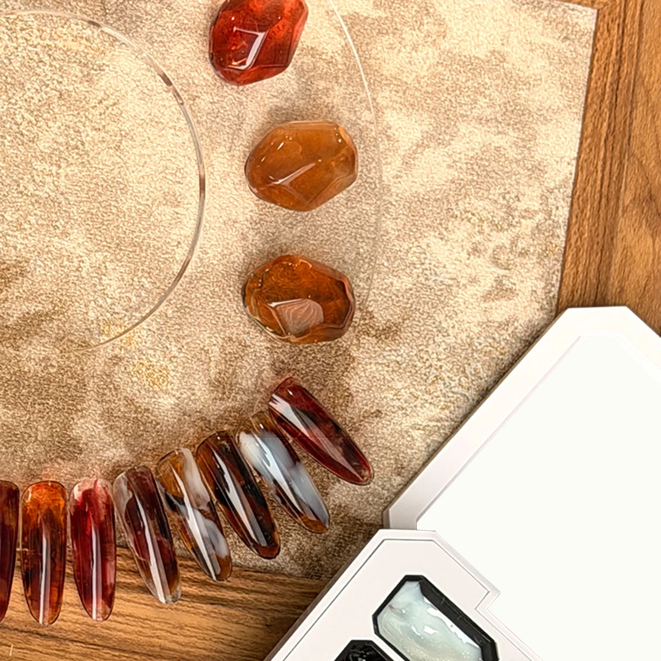 9-Farben-Set mit Gel-Nagellack in den Farben Amber und Jelly, glänzende, transparente und matte Farben, zum Gestalten von Herbst- und Winternägeln, Salonqualität. – Detail 11