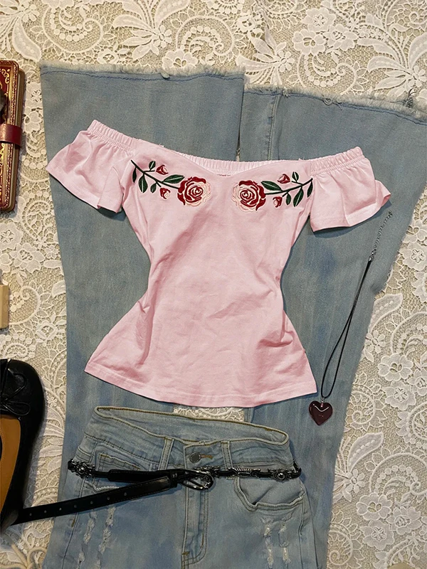 เสื้อยืดลายปักกุหลาบโรแมนติกสำหรับผู้หญิง ดีไซน์ฤดูร้อน โดดเด่นไม่ซ้ำใคร เสื้อเปิดไหล่ข้างเดียว น่ารัก ทรงเข้ารูป ผ้าคอตตอนผสม