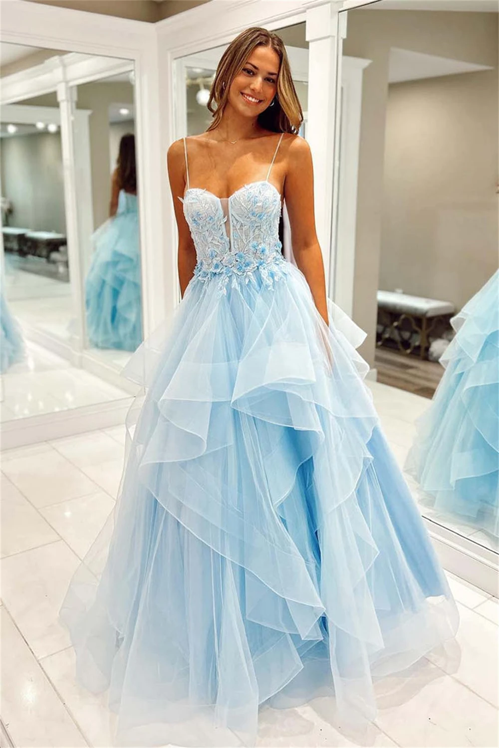 

Spaghetti Strap Tulle Sheer Neck Prom Dress With Tiered Ruffles Sleeveless Backless Formal Evening Lace Appliques Ball Gowns