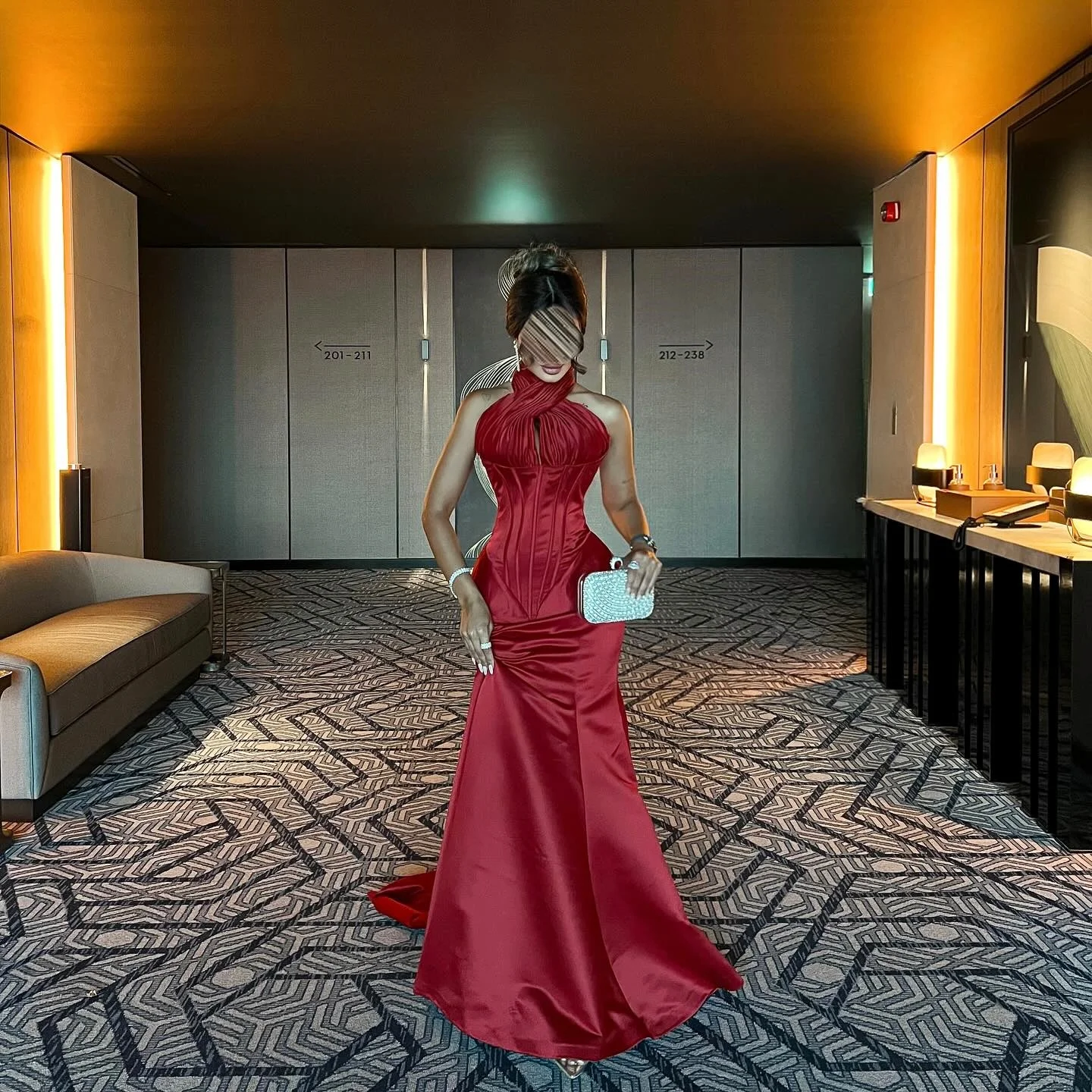 Eleganckie czerwone satynowe suknie wieczorowe typu syrena, z dekoltem halter, odkryte plecy, sukienki na studniówkę dla kobiet, plisowane sukienki na formalne przyjęcia dla dziewcząt, długość do podłogi.