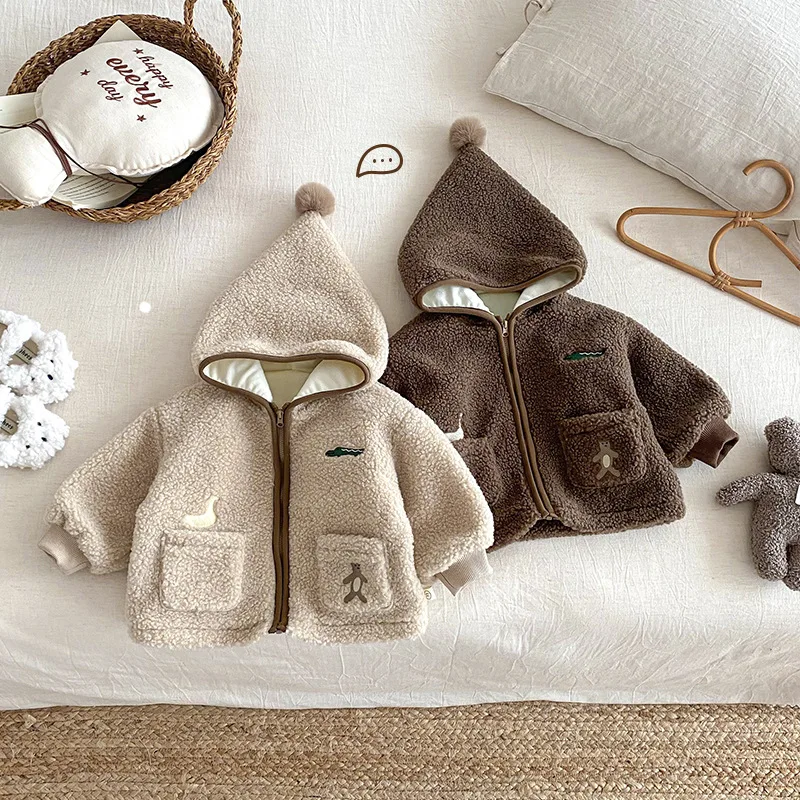 

Детская одежда Мао Мао с капюшоном, новинка зимы 2025 года, бархатное пальто с вышивкой из мультфильма для маленьких мальчиков, утепленная верхняя одежда