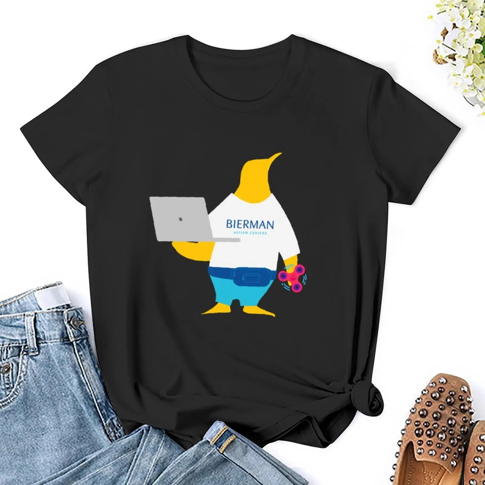 Técnica comportamental feminina pinguim com laptop, tops grandes, camiseta branca, vestido sexy, verão