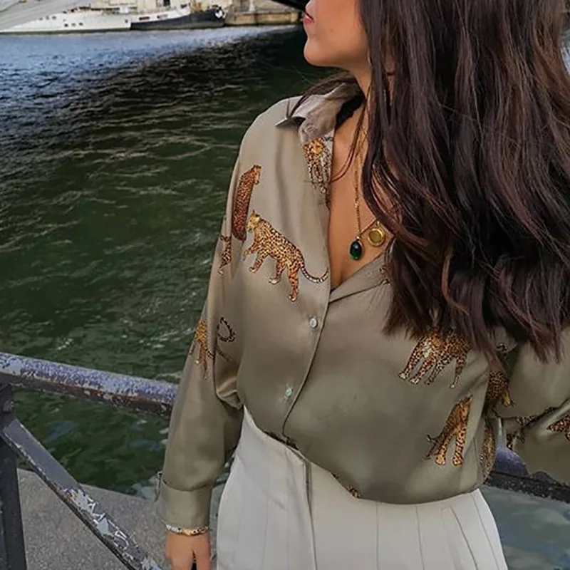 Damska koszula z długim rękawem, zapinana na guziki, z nadrukiem, z jedwabistej tkaniny, o luźnym kroju, stylowa i elegancka.