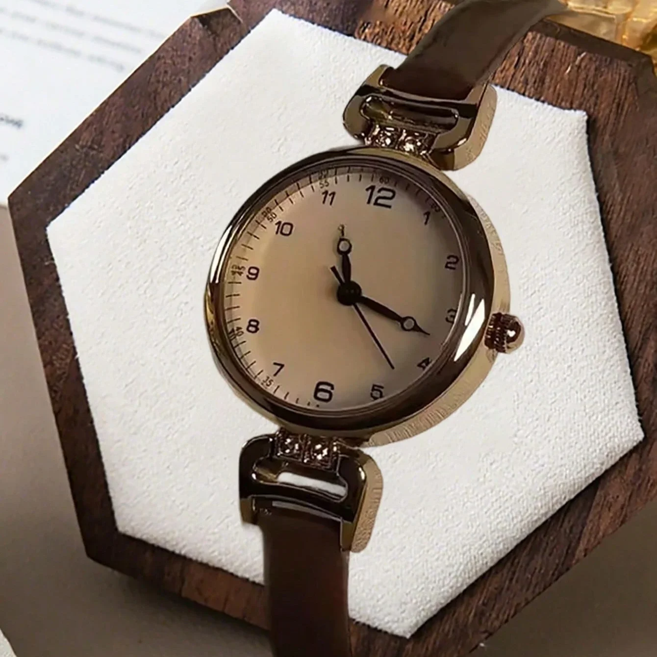 حزام نسائي دائري رقمي صغير الحجم على الطراز البريطاني القديم، ساعة كوارتز عصرية فاخرة وخفيفة الوزن مناسبة للارتداء اليومي